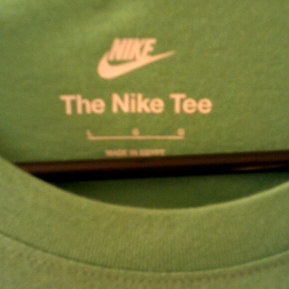 NEW NIKE SPORTSWEAR "Embroidered Swoosh Tee" MEN'S GREEN T-SHIRT L BV0507-163 - Picture 3 of 7